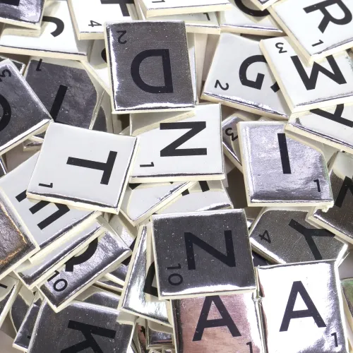 DVC Embellishment - Printed Letter Tiles Silber 17x20 mm